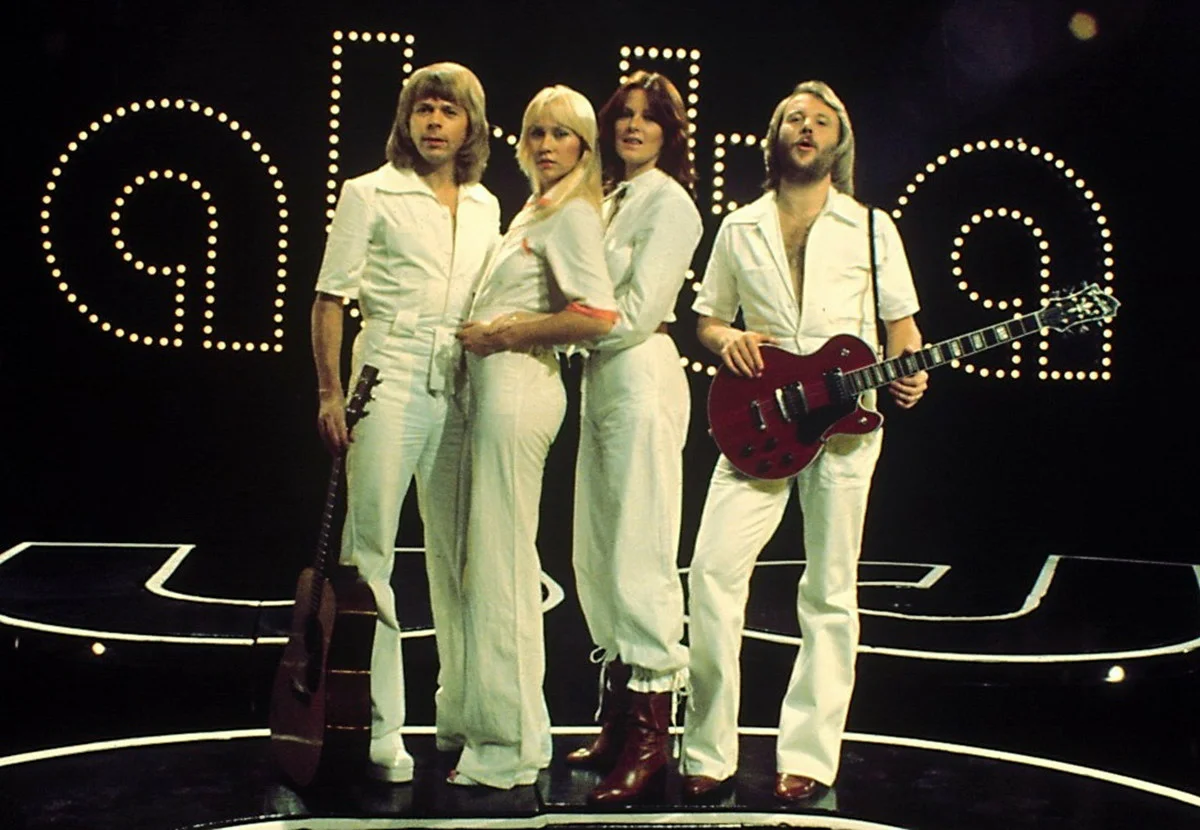 В телешоу «Европа зажигает свет» опять  победила ABBA с композицией «Waterloo»