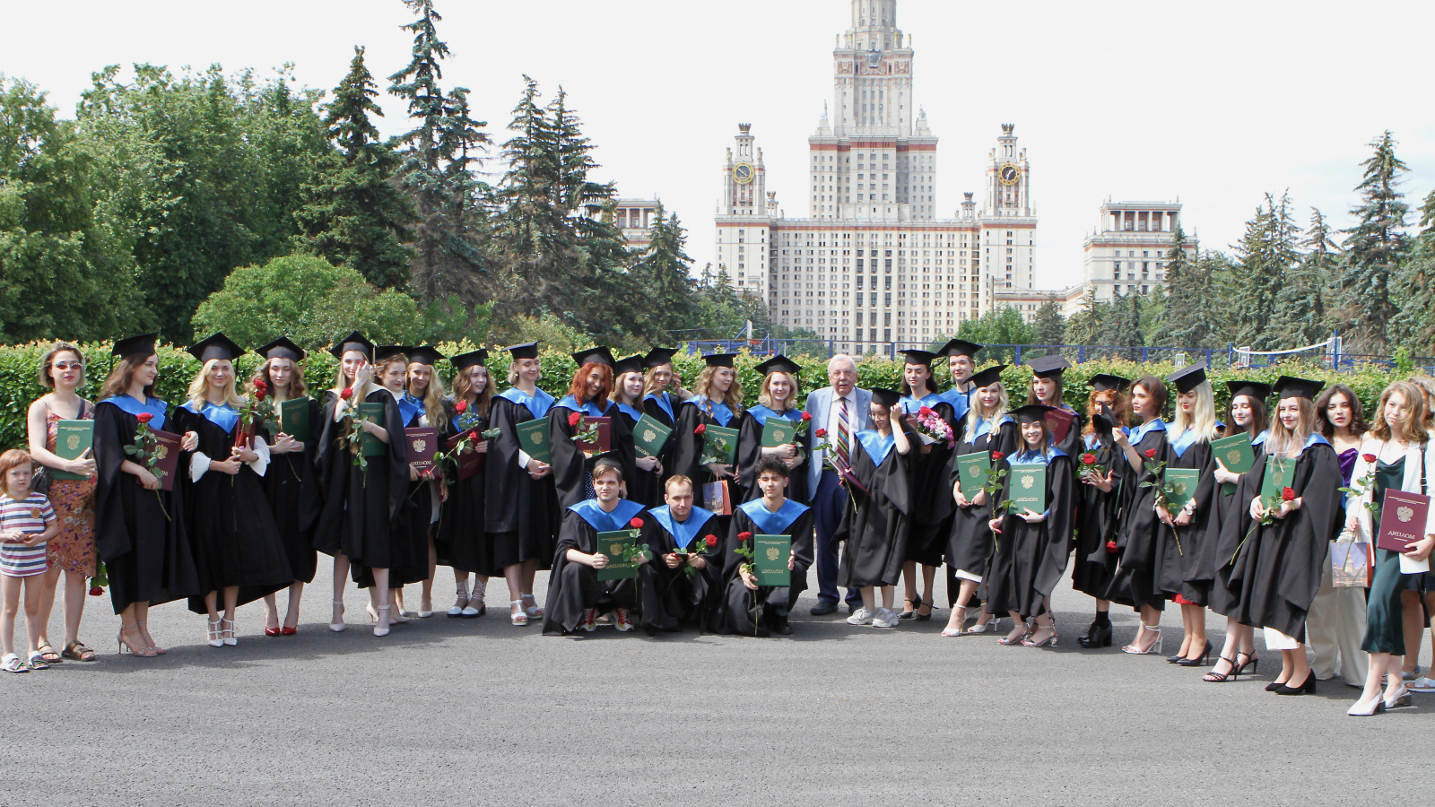 Окончить мгу. Выпускники МГУ 2021. ВШТ МГУ. Выпускной МГУ. Выпускники МГУ гугл.